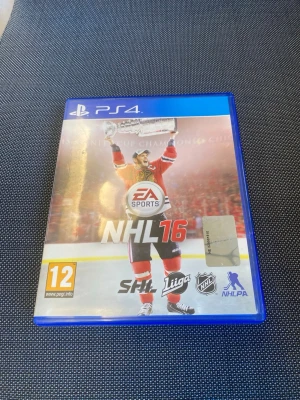 NHL 16 PS4 - NHL 16 till PlayStation 4 är ett ishockeyspel från EA Sports. Spelet kommer i ett blått plastfodral med omslag där en spelare firar med Stanley Cup-pokalen. Skivan är silverfärgad med spelets logga och PS4-märkning.