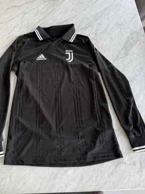 Juventus tröja - juventus tröja i 10/10 skick helt oanvänd. Storlek XS men sitter som S.