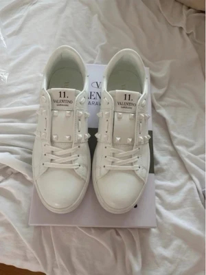 Valentino Garavani Rockstuds - Säljer ett par feta rockstuds i helvit i storlek 38 kan dock passa vissa i 39. Dessa passar skitbra året om men speciellt nu inför sommarn nypris ligger runt 6000kr säljer för 2099kr, pris aldrig satt i sten så kom jätte gärna med bud och vid snabbaffar kan pris diskuteras :)