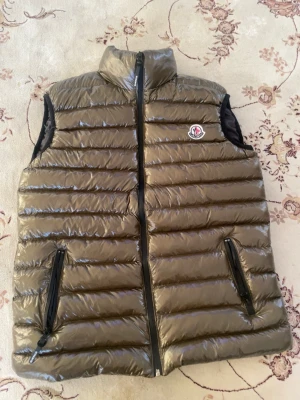 Moncler west  - Moncler west jag har använt den 1månad sen jag vill inte ha den eftersom den är liten för mig 