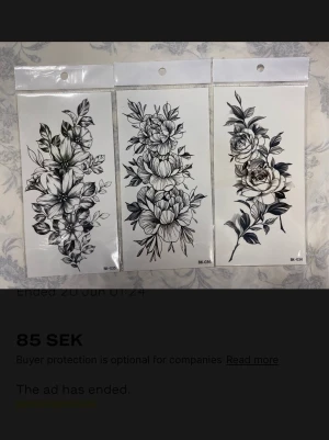 Svarta blommiga tatueringar  - Tre ark med temporära hårtatueringar i svartvitt med detaljerade blommönster. Perfekt för att skapa en unik look .  Motiven är olika sorters blommor med tunna linjer och skuggningar för en stilren och trendig känsla.