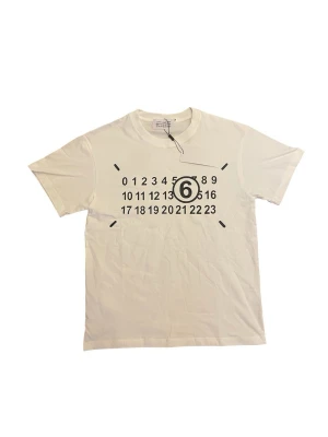 Maison Margiela t-shirt  - Säljer denna fina helt oanvända vita tröjan med  MM6 tryck. Tröjan är i storlek M! Köpt från Vinted. Perfekt nu inför sommaren! Hör av er ifall ni har några frågor! ⚜️⭐️⛱️