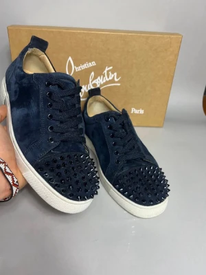 Mörkblåa Louboutin  - Säljer ett par snygga och äkta loubs. Skicka 9/10 använda utan riktiga defekter. Bara skrona ingår. Skriv vid frågor!