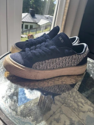 Blå Dior sneakers med monogram - Dom är nästan nya man behöver bara tvätta dom har inte använts så mycket allt köpta på diors hemsida kvitta finns med i bilder på produkten skicka dm om det är någon fråga. Köpta nya för runt 11 tusen euron va ungefär gånger tolv när jag köpte dom har haft dom i runt 2 år och används inte längre.