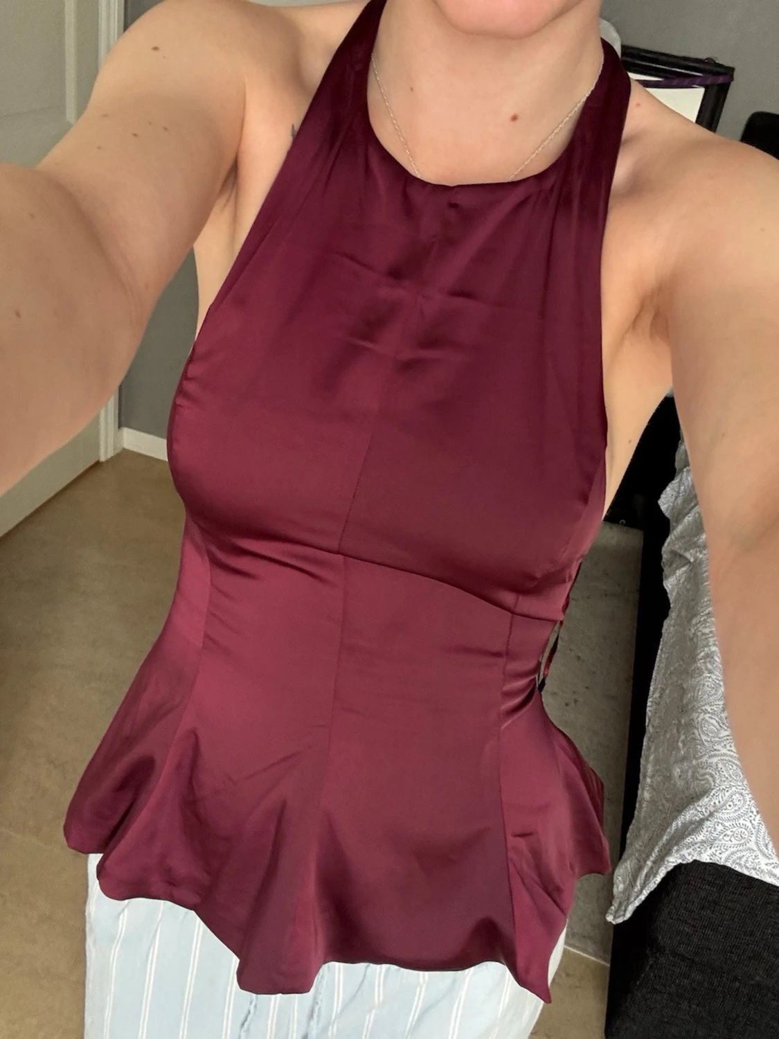Vinröd satin halterneck topp