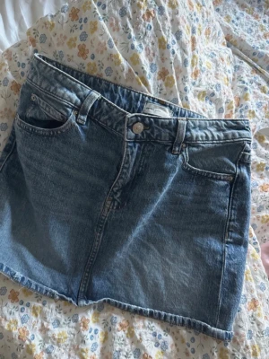 Blå jeanskjol med fickor - Säljer denna fina jeans kjolen ifrån Gina Tricot!💙💙