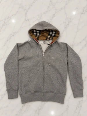Burberry Zip  - Säljer en snygg och stilren Burberry Zip i storlek XS. Skulle säga att skicket är 9/10 så de förekommer inga defekter eller liknande. Hör av er vid funderingar