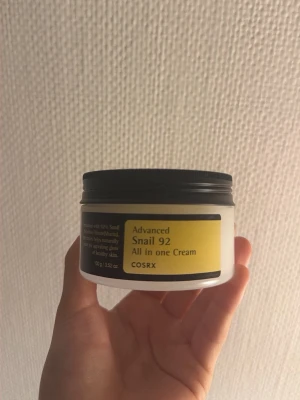 COSRX Advanced Snail 92 Cream - En burk med COSRX Advanced Snail 92 All in one Cream. Den är bara testad, passade inte min hudtyp och därför vill jag sälja den. 
