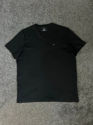 T-shirt Tommy Hilfiger - T-shirt Tommy Hilfiger i svart färg storlek M  A112