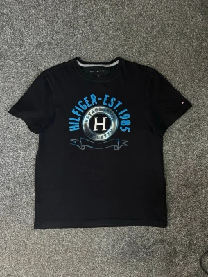 T-shirt Tommy Hilfiger - T-shirt Tommy Hilfiger i storlek S i svart färg A113