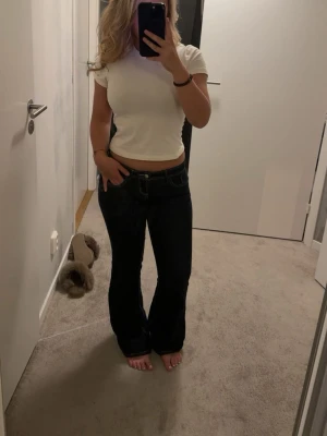 Mörkblå bootcut jeans - Säjer dessa jätte fina mörk blå jeans med vita sömmar ifrån Gina Tricot. Jag är 160 lång och de är perfekta för mig och väldigt lågmidjade 🥰🥰