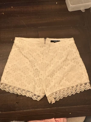 Spets shorts  - Shorts i spets, medelhög midja, storlek 36, fint skick!