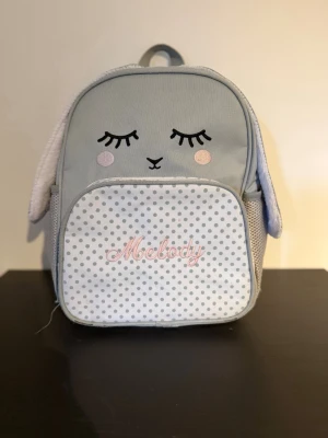 Väska Melody - Min dotter fick denna som liten men har legat orörd rätt länge. Kanske finns någon annan vid namn Melody som vill ha den? :)  Färgen är svår men mintgrön/blågrön/grå