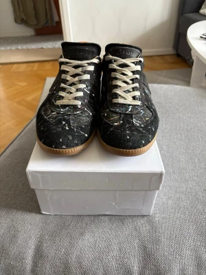 Svarta margiela paint splash - Säljer dessa feta gats som jag haft nu i sedan oktober förra året. Har lite tecken på användning på insidan av skon men ingenting som syns eller är kännbart. Säljer då jag vill ha nya dojjor och dessa inte riktigt kommer till användning längre. Hör av er vid intresse, kan gå ner en del i pris vid snabb affär🙌🙏