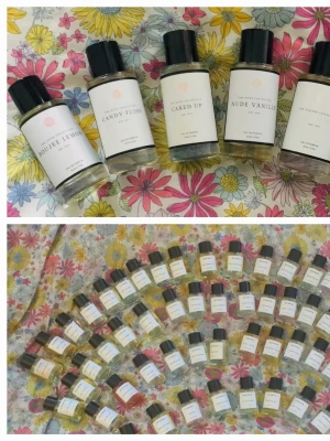 Essnce och Curiosasplit 🌞 - Splittar mina parfymer från Essnce och Curiosa i glasdekanter med spray ✨️Säljer ej hela flaskan✨️2/3/5/10 ml✨️Essnce kostar 25/35/55/100 kr, Curiosa kostar 25/30/50/100 kr✨️Se listor bland bilderna vilka som finns ✨️Skriv vilka du önskar så lägger jag ut som ett nytt paket
