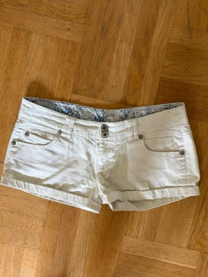 Vita jeansshorts  - Supersöta jeansshorts💕 Midjemått: 38cm