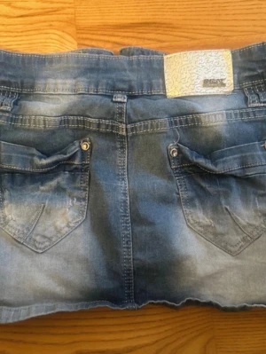 Cool jeanskjol  - Säljer denna jeanskjol som passar S men på lappen står det XL , kjolen är strechig och har midjemåttet: ca 37 och Längden: ca 28/29 💕💕Jag har skrivit S i beskrivningen men på lappen står det XL så det inte blir missförstånd 