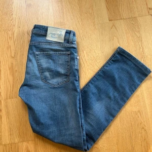 Jacob Cohën Jeans - Blåa Cohën Jeans modell 622 C(comfort modell men ganska slim). Bra skick 9,5/10. Storlek 33. Hör av dig för frågor!