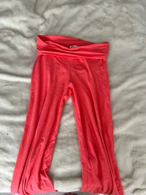 Coral pants  - Jätte snygga och sköna vida jogga pants i koral färg💕har bara använt dom en gång då jag inte tycker färgen passar mig så bra!