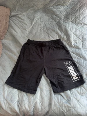 Mjukisshorts - Säljer dessa svarta mjukisshorts från Puma i storlek S. De är använda men finns inga tydliga defekter. 