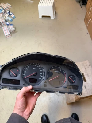 Mätarhus + original stereo Volvo V70n - Säljer ett mätarhus, mätarställning 38k mil ungefär. En orginal stereo. Grejorna fungerade när de togs ur bilen. Släng iväg ett bud, Finns i Röstånga. 