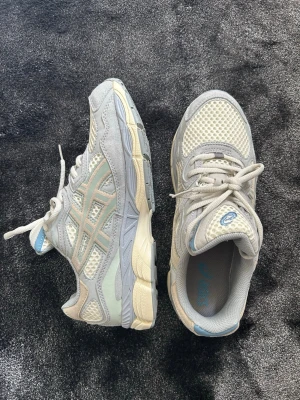 Asics gel nyc storlek 43,5 - Snygga Asics sneakers i vitt och ljusgrått med mesh och mockadetaljer. Skorna är bara testade och är köpta nya. Pris kan diskuteras! 🤗