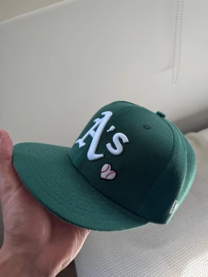 New Era Fitted Keps  - Yo, säljer denna lila fitted keps. Kepsen är i jätte bra skick och är i storlek 57.7cm och är en hyfsad ”standard” storlek. Denna keps har även en ”grey brim” som det kallas villkor är lite svårare att hitta idag!