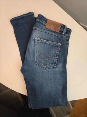 Blå jeans från Replay w30 L32 - Snygga blå jeans från Replay med klassisk femficksmodell. Lite svanker där bak se bild, ba snyggt enligt mig