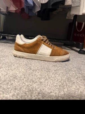 Valentino flycrew - Säljer ett par sällsynta valentino flycrew i brun, mitt pris 2199kr nypris: 6000kr| dem är i bra skick och har tappat två nitar, hör av er vid frågor. 