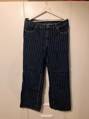 Randiga jeans  - Raka/något vida randiga jeans. Normalhög midja. Använda fåtal gånger. 