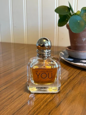 Parfym - Armani (In Love With You) - 50ml. Inte använd mycket (se bild)                                 Säljer då jag tyvärr inte använder den💕