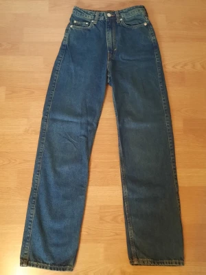 Mörkblå jeans - Mörkblå jeans från Weekday. De är storlek 24/30 och rätt smala i midjan. Endast använda någon enstaka gång. Skriv för exakta mått ☀️