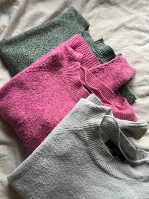 Tre stickade tröjor i olika färger - Säljer tre stickade tröjor i grönt, rosa och grå vit. Mycket bra skick men har tröttnat på färgerna.. 🤗