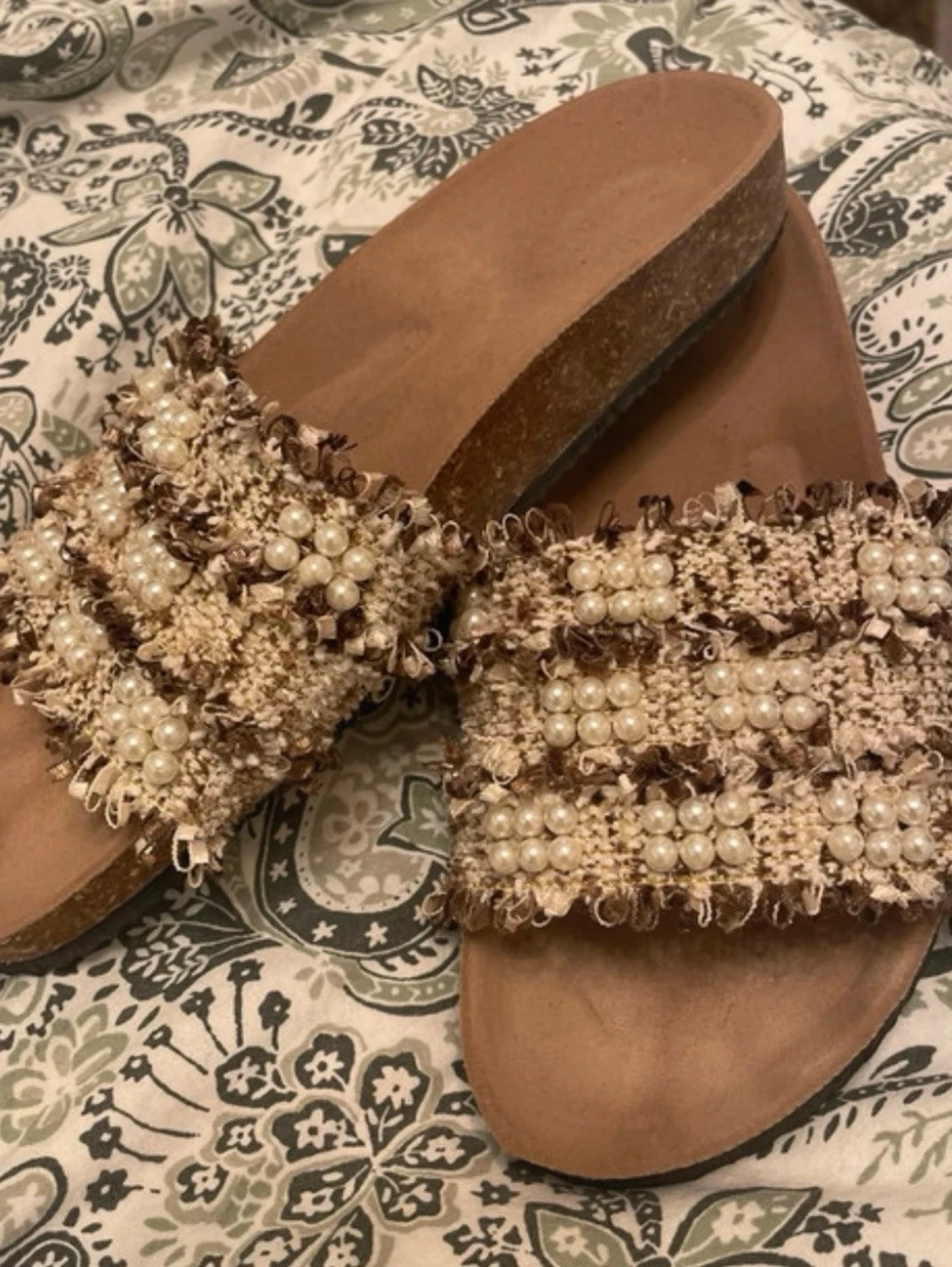 Beige sandaler med pärldetaljer - 1
