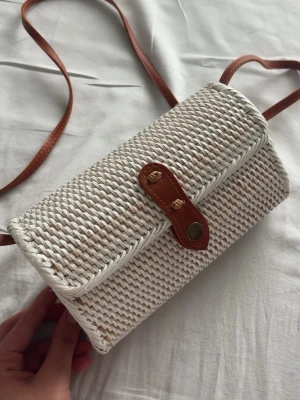 Väska  - Jätte fin och gullig väska man kan ha nu på sommaren och speciellt om man är utomlands!!💞 aldrig använd 