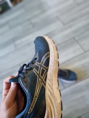 Asics Gel-Excite 8 blå sneakers - Snygga blå Asics Gel-Excite 8 sneakers med vit sula och klassisk Asics-logga i guld på sidan. Använd ca 1 år men dem funkar fortfarande pris går att diskutera 