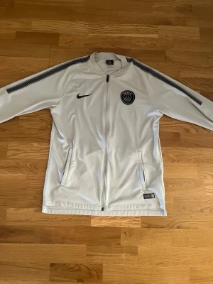 Vit Nike PSG Tröja - Säljer en PSG/Nike tröja, aldrig använt den!