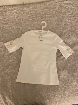 T-shirt med spets  - Oanvänd T-shirt från hm 
