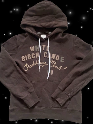 Brun hoodie - Snygg brun hoodie från L.O.G.G. med broderat tryck, i storlek M, 100% bomull