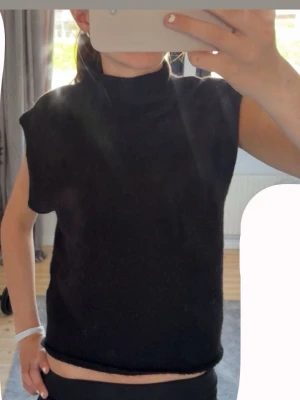 Stickad halterneck topp - Den är inte så ” hårig ” som den ser ut på bilden, men fortfarande lite, knappt andvänd🫰🏻 