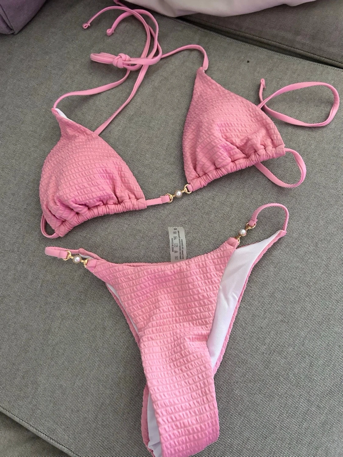 Rosa bikini med struktur och pärldetaljer - 1