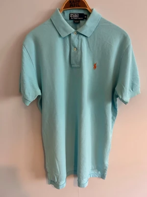 Polo Ralph Lauren piké  - • 🇸🇪 Turkos/ljusblå från Polo Ralph Lauren. Broderad logga på bröstet.   Använd, men fortfarande i fräscht skick utan några speciella anmärkningar.   Pris går alltid att diskutera vid snabb affär 🥂  