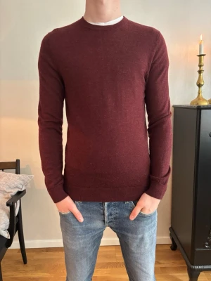 Vinröd stickad tröja från Dressmann - Säljer en vinröd stickad tröja från Dressmann. Jag säljer den för endast 349kr! Om du har några funderingar så är det bara att fråga.