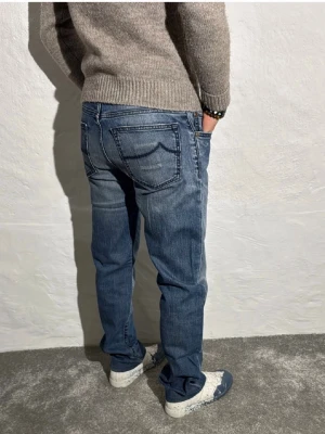 Jacob Cohën 622 Comfort - Tja, säljer dessa feta Jacob Cohëns med en stilren design med ribbat för knäna. Slim modell 100% äkta, skriv för frågor och funderingar!