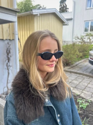 Solglasögon från Prada  - Superfina och trendiga solglasögon från Prada (Prada Symbole sunglasses) i mycket bra skick!🩷nypris är ungefär 4005 kr