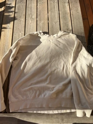 Beige sweatshirt från JJXX - Säljer en stilren beige sweatshirt från JJXX. Tröjan har rund halsringning, långa ärmar och är tillverkad i mjukt material med borstad insida för extra komfort. Perfekt för en avslappnad look. Har haft den i 4-5år så man ser att den är använd men alla är inte jätte synliga, dessa var mest synliga. Det står inte vilken storlek men skulle säga M men passar L och S men då blir den tajtare/större