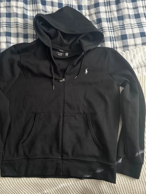 Svart hoodie från Polo Ralph Lauren - Svart hoodie med dragkedja från polo ralph lauren. Använd fåtal gånger