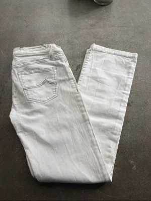 Jacob Cöhen Jeans Vita  - Jacob Cöhen byxor vita, säljer för min mamma. Snabb leverans såklart✅ storlek S. Tar gärna emot bud, frågor😊 