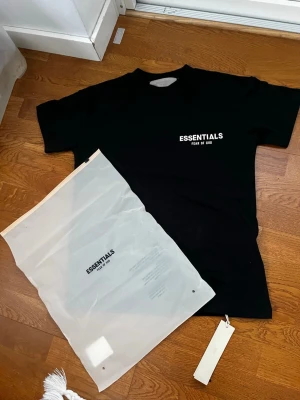Essentials T-shirt svart - Essentials T-shirt svart i storlek 10. Skulle säga att den passar 160-175.