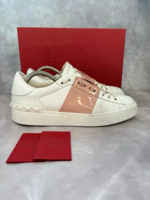 Rosa Valentino Open Skor - Stl 38,5 - Fina Valentino skor i Rosa, perfekt till våren och sommaren! 😮‍💨🏖️ | Mycket bra skick: 8,7/10 | Storlek: 38,5  | Ingår: Skorna och Dustbag | Nypris: Ca 5500kr | Självklart äkta. Hör av dig vid frågor // Galgen 🫡